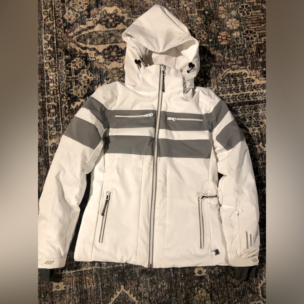 It is a size 8 on the tag but it looks like a LRG to me. Never been worn.